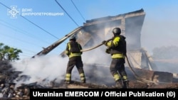 Pompierii ucraineni sting un incendiu provocat de un atac rusesc în regiunea Dnipropetrovsk. 30 iulie 2025.