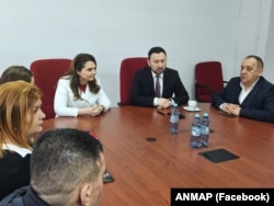 Președinta ANMAP, Raluca Dumitrescu (în centru) și ministrul Mediului, Mircea Fechet (în dreapta sa).