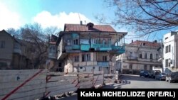 სამშენებლო სამუშაოები და ძველი შენობა თბილისში