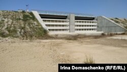 Дамба на Северо-Крымском канале со стороны материковой Украины, архивное фото
