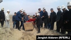 Байыркы мумия мыйзамсыз кайра көмүлгөн учур. Кара-Булак, Баткен, Кыргызстан. 14.10.2017.