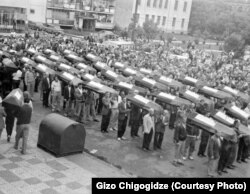1990 წელს არქეოლოგიური გათხრების შედეგად, ქალაქის ცენტრალურ მოედანზე 1921 წელს ბათუმისათვის ბრძოლებში დაღუპული 50 მეომრის ნეშტი აღმოაჩინეს.