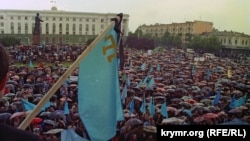 Aqmescitte Qırımtatar sürgünlik qurbanlarını añma kününde miting, 1998 senesi mayısnıñ 18-i