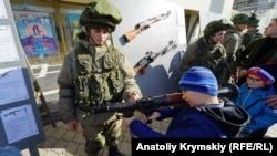 Діти та військова техніка на святкуванні російського «Дня захисника вітчизни» у Сімферополі, 2020 рік