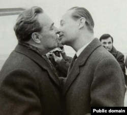Александр Дубчек Леонид Брежневди тосуп алууда. Прага, 21-февраль, 1968-жыл. Алты айдан соң Чехословакия брежневдик танктардын таман астында калат.