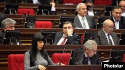 Депутаты парламентской фракции ППА на заседании парламента