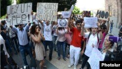 Акция протеста перед зданием правительства, Ереван, 25 июля 2013 г.