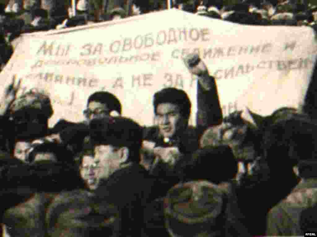 Алматынын борбордук аянтына чогулган эл.