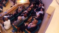 Asistența e mai interesată de telefoanele mobile decât de discuții