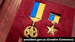 Звание Героя Украины присвоено четырем украинцам, среди которых политик Андрей Парубий, писатель Владимир Вакуленко, крымчанин, бывший узник Кремля солдат Геннадий Афанасьев и активист Степан Чубенко