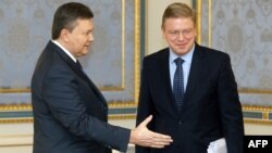 Прэзыдэнт Віктар Януковіч і эўракамісар Штэфан Фюле