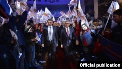Серж Саргсян (справа) и Карен Карапетян во время избирательной кампании по выборам в парламент страны, март 2017 г.