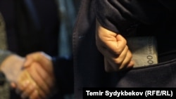 مک: په ځينو مواردو کې له رشوت اخیستلو نه استفاده شوې.