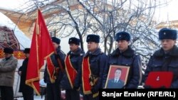 ИИМдин Уюшкан кылмыштуулукка жана коррупцияга каршы күрөшүү боюнча түштүк башкармалыгынын бөлүм башчысы Толкунбек Шоноев үйүнүн жанынан атып кетишкен.12-январь, 2013-жыл