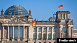 Flamuri i Gjermanis; valon përpara ndërtesa së Parlamentit gjerman në Berlin. Fotografi ilustruese nga arkivi. 