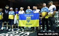 Украинский боксер Александр Усик (посредине) со своей командой. Город Джидда, Саудовская Аравия, 16 августа 2022 года