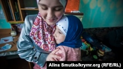 Foto sergi: Anasınıñ qanatı altında: Qırımdaki «Hizb ut-Tahrir» figurantınıñ ailesi nasıl yaşay(fotosergi)