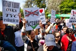Участники акции протеста в Алматы в День единства народа Казахстана, 1 мая 2019 года.