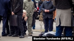 Mariya Maksakova, aqayınıñ cesedini tanımaqtan ögüne. Kyiv,23 mart 2017 senesi