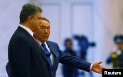 Қазақстан президенті Нұрсұлтан Назарбаев пен Украина президенті Петр Порошенко. Астана, 9 қазан 2015 жыл.