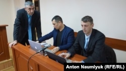 Sağdan solğa: advokatlar Aleksey Ladin, Emil Kurbedinov ve müvekkili Suleyman Kadırov Kefe şeer mahkemesinde, 2018 senesi fevrlaniñ 12-si