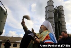 Митрополит Феодосийский и Керченский УПЦ МП Платон во время освящения российской зенитной ракетной системы большой и средней дальности С-400 «Триумф». Феодосия, январь 2017 года