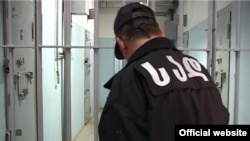 После ночных погромов днем к Рони Фуксу с 15-минутными интервалами в камеру заходил надзиратель и требовал, чтобы заключенный каждый раз при этом вставал и заводил руки за спину
