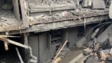 На Львівщині у селі Лапаївка через російську атаку загинула родина з чотирьох людей, зокрема 15-річна дівчинка. Одна людина з родини перебуває у лікарні.<br><br>На фото: рятувальники несуть пораненого, Лапаївка, Львівська область, 5 жовтня 2025 року