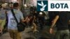 Policia bllokon protestuesit në Beograd antiqeveritar në fund të një tubimi, ku protestuesit kërkuan zgjedhje të parakohshme, pas gati tetë muajsh protestash pothuajse të përditshme. 28 qershor 2025.
