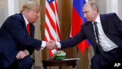 Дональд Трамп (солдо) жана Владимир Путин. 2018-жыл. 