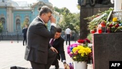 პეტრო პორეშონკო პატივს მიაგებს ძალადობის მსხვერპლთა ხსოვნას
