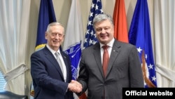 Міністар абароны ЗША Джым Мэтыс (зьлева) і прэзыдэнт Украіны Пятро Парашэнка, архіўнае фота 20 чэрвеня 2017 году