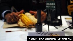 Директор компании «Картлис» Роберт Ревия провал программы в селе Парцханакана в Имерети считает мелкими издержками производства