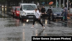 Bucureștiul și mai multe județe din sud-estul țării sunt afectate de ploi torențiale și vreme rece.