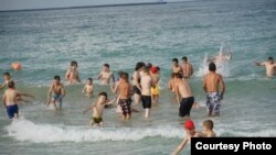 Câteva mii de copii din județul Iași merg la mare în fiecare an, unii pentru prima dată în viața lor, cu ajutorul preotului Damaschin