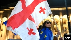 Demonstrantica ispred zgrade parlamenta u Tbilisiju 4. novembra 2024.
