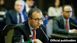 Armenia -- Health Minister Arsen Torosian speaks at a meeting of a task force coordinating the Armenian government's response to coronavirus outbreak, Yerevan, April 27, 2020.
