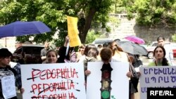 Акция протеста возле здания суда с требованием строгого наказания для учителя, совершавшего развратные действия в отношении воспитанников спецшколы N11, Ереван, 19 мая 2010 г.  