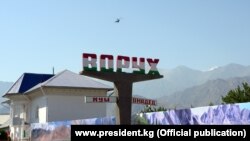 Чыр чыккан Булак-Башы аймагы Тажикстандын Ворух анклавы менен чектешип турат.