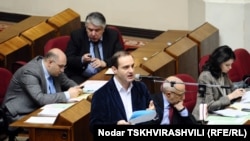 Лидер христианских демократов Леван Вепхвадзе потребовал четкого определения той минимальной суммы, которую может дать политик гражданину, не будучи обвиненным в попытке подкупить избирателя