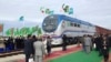 Түркіменстан тұрғындары осы ел мен Қазақстан және Иранды жалғайтын теміржол маршрутының ашылу салтанатында тұр. 2014 жылдың желтоқсаны. 