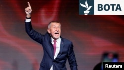 Politikani miliardër Andrej Babish e feston fitoren në zgjedhjet parlamentare të Çekisë, 4 tetor.