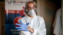 Медицинский работник в маске и перчатках во французском городе Нанте. 6 октября 2020 года.