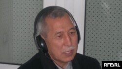 Орозбек Молдалиев "Азаттыктын" студиясында.