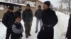 Чек арадагы Чарбак айылынын тургундары, Баткен