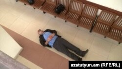 Вардгес Гаспари лег на пол в зале суда, Ереван, 29 февраля 2016 г.