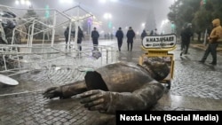 В Талдыкоргане снесли памятник Назарбаеву