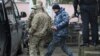 Ukraina deñiz askerlerinden biri Aqmescit mahkemesinden çıqarıla, 2018 senesi noyabrniñ 27-si
