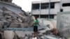 Një djalë palestinez qëndron mbi rrënoja në një shkollë të OKB-së, ku njerëzit e zhvendosur po strehoheshin, pasi u godit nga sulmet ajrore izraelite gjatë natës në lagjen Zeitoun në Qytetin e Gazës, 1 tetor 2025.