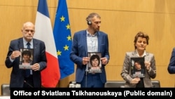 З партрэтамі палітвязьняў — прэзыдэнт Нацыянальнай асамблеі Францыі і старшыня групы сяброўства парлямэнту Францыі зь Беларусьсю Фрэдэрык Пэці, Сяргей Ціханоўскі, амбасадарка Францыі і спэцыяльны пасланьнік па Беларусі Віёлен Білет дэ Вільмёр